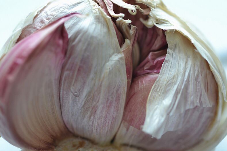 Membersihkan badan dari toksin dan parasit menggunakan bawang putih