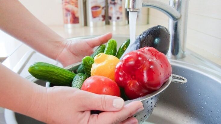 mencuci sayur-sayuran dan buah-buahan sebagai langkah pencegahan terhadap parasit
