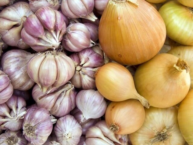 Bawang merah dan bawang putih segar untuk menghilangkan cacing