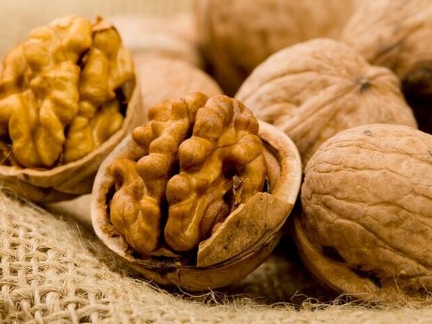 Walnut digunakan untuk merawat helminthiases di rumah.